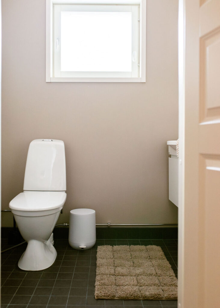Half bathroom 1