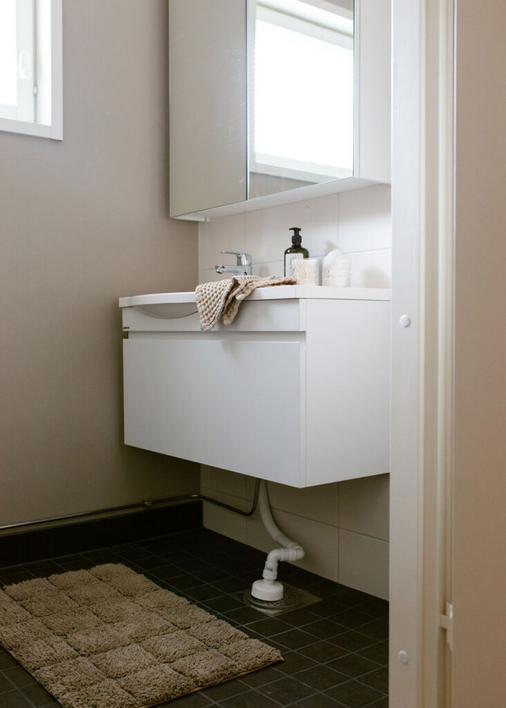 Half bathroom 1