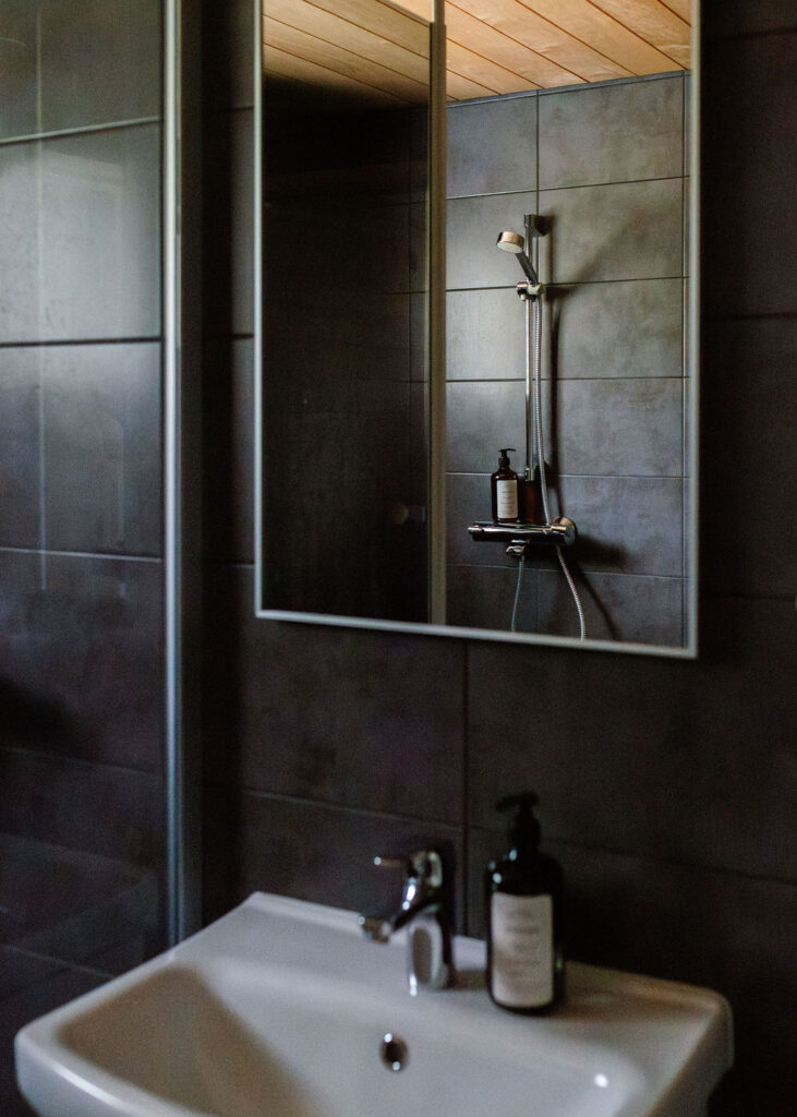 Full bathroom 2
