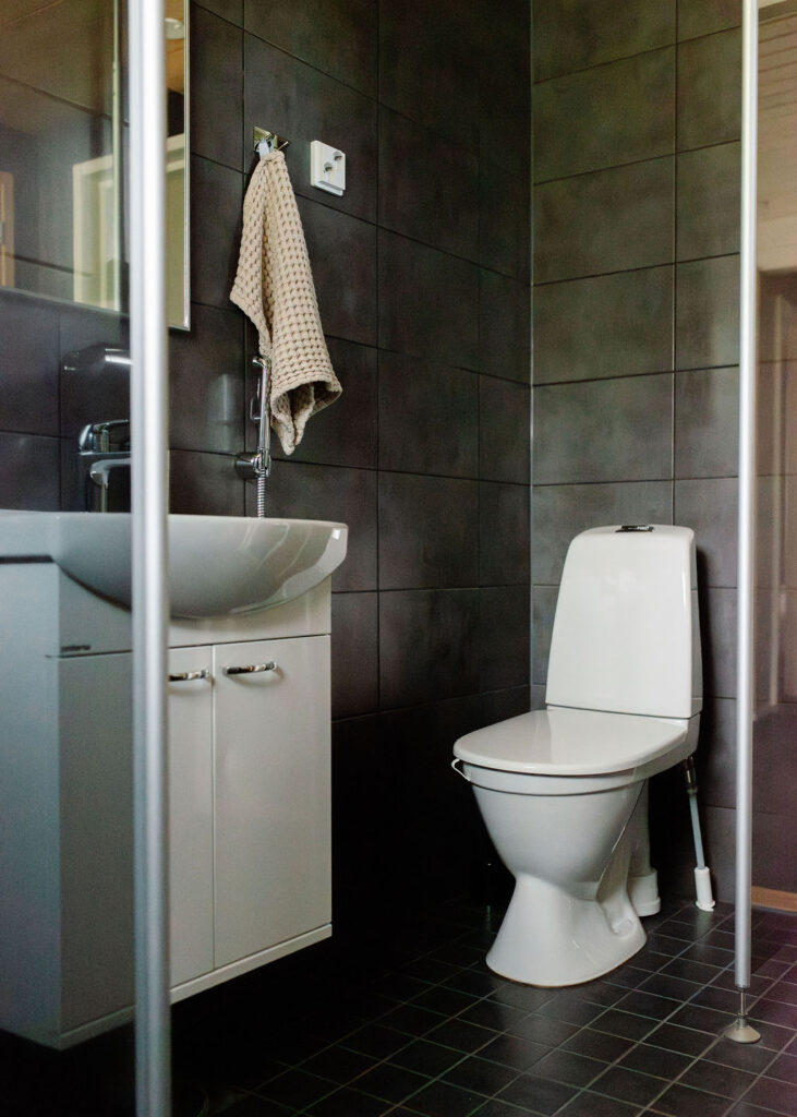 Full bathroom 2