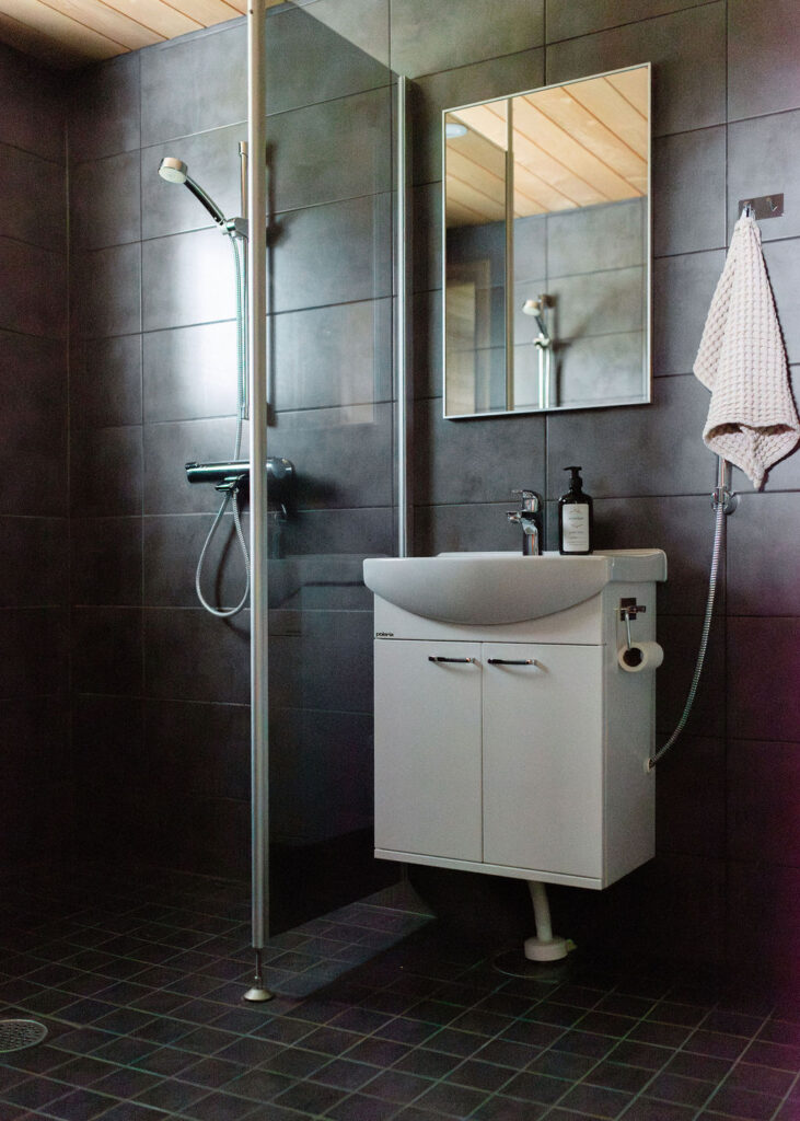 Full bathroom 2